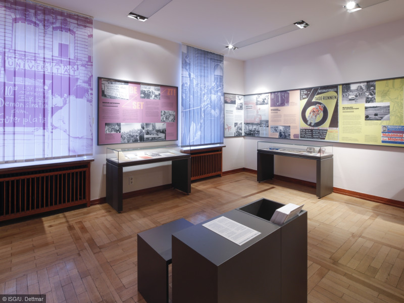 Impression aus der Ausstellung „Bewegte Zeiten: Frankfurt in den 1960er Jahren“ / Studentenbewegung, Fluglärm, Wirtschaft, Sport